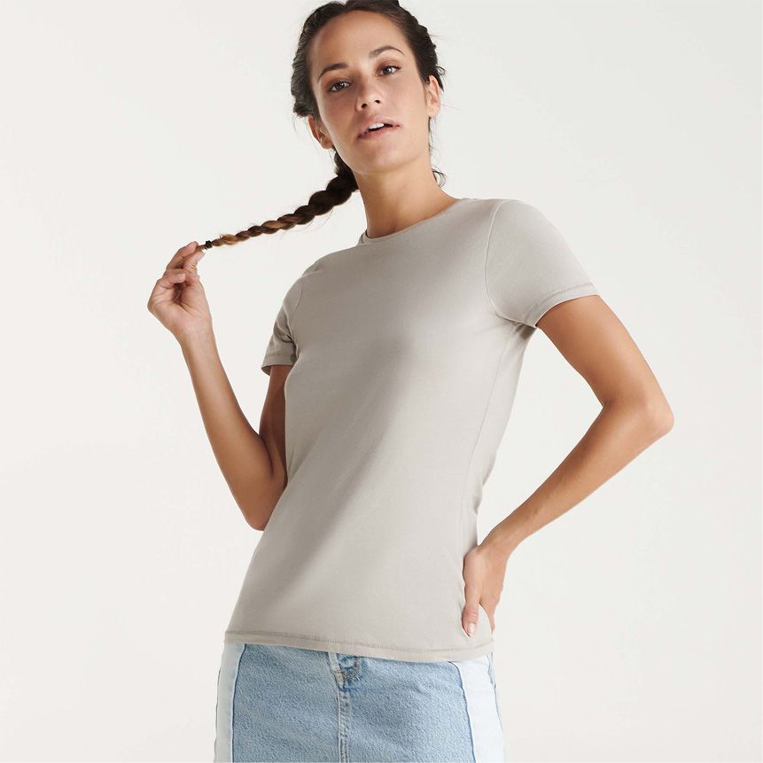 MUJER CON CAMISETA ECO ROLY